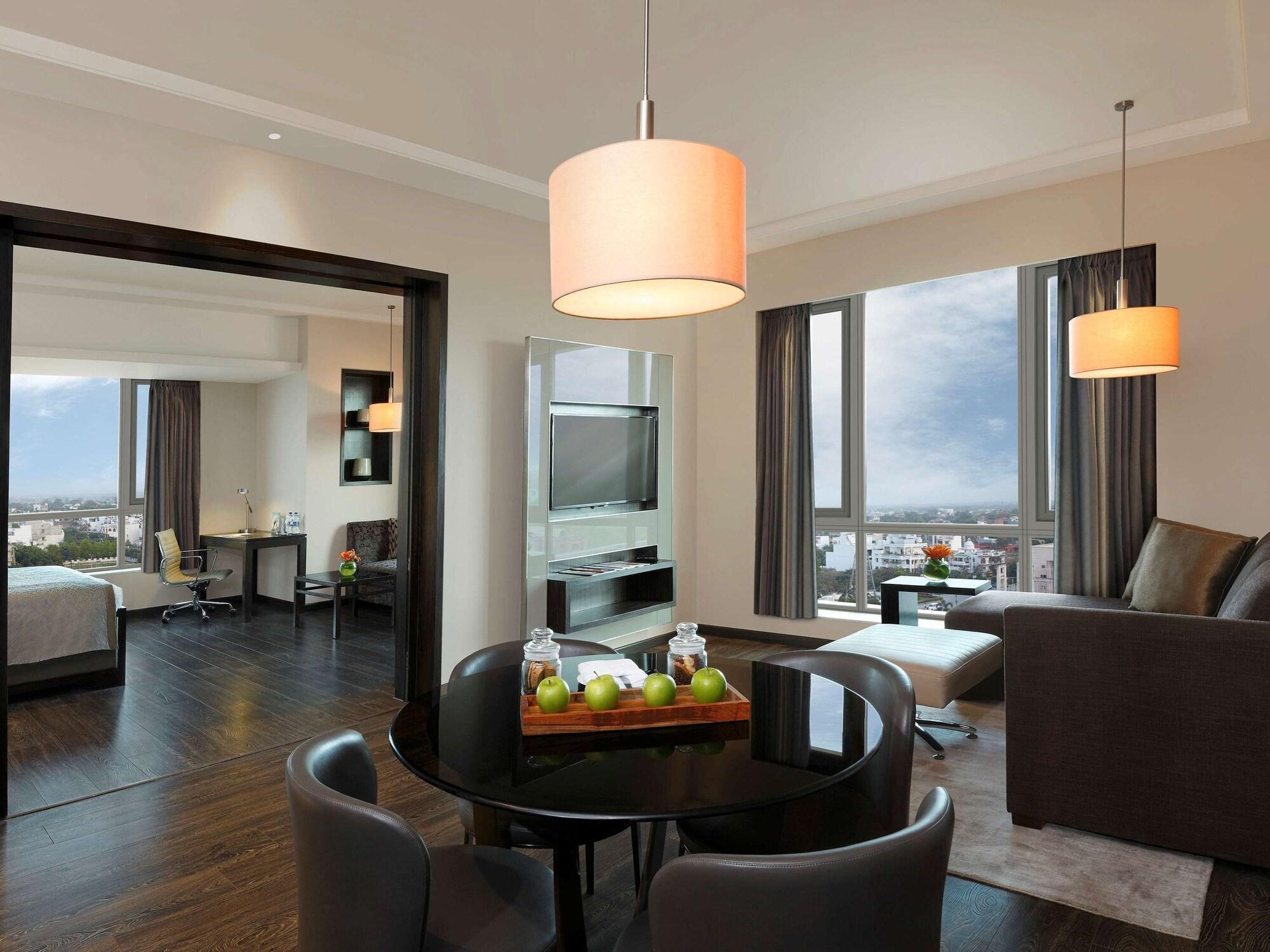Novotel Lucknow Gomti Nagar מראה חיצוני תמונה